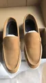 Klassieke heren loafers van bruin suède met witte zool en handgestikte details - Khaki
