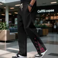Dettaglio dei pantaloni sportivi neri da uomo con inserto a quadri rossi e coulisse - Nero