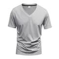 Gros plan d'un t-shirt gris col en V pour homme montrant la texture du tissu fin - Gris clair