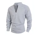 Camisa informal gris de manga larga para hombre con cuello alto de cremallera y pliegues. - Gris claro
