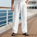 Vue détaillée d'un pantalon d'été en lin blanc pour homme sur le pont d'un navire. - Blanc