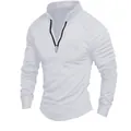 Vue détaillée du t-shirt blanc à manches longues avec col zippé et épaules côtelées. - Blanc