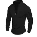 Vue détaillée du t-shirt de sport noir pour homme avec col zippé et épaules côtelées. - Noir