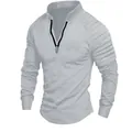 Détail d'un t-shirt à manches longues gris clair avec col en V zippé et épaules nervurées. - Gris clair