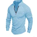 Vue détaillée d'un t-shirt bleu pour hommes avec fermeture éclair et plis. - Bleu clair