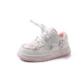 Hübsche weiße Mädchen-Sneaker mit rosa Details, Sternen und bunten Pompon-Schnürsenkeln - Rosa