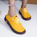 Vue détaillée des mocassins en cuir souple jaune vif confortables pour femmes - 35 / Jaune