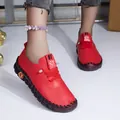 Gros plan sur les mocassins en cuir souple rouge pour femmes avec semelle antidérapante - 35 / Rouge