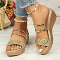 Detalle de sandalias doradas con cuña para mujer con correas trenzadas y plataforma - Dorado