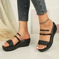 Detalle de sandalias de cuña negras con tira trenzada y suela de plataforma cómoda - Negro