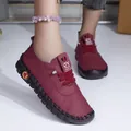 Vue détaillée de mocassins confortables pour femmes en cuir souple bordeaux avec semelle - 35 / Bordeaux
