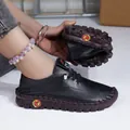Détail montrant la flexibilité et la semelle souple de ces ballerines en cuir noir - 35 / Noir