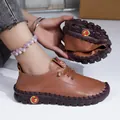 Vue détaillée de mocassins en cuir marron flexibles avec semelle souple pour femme - 35 / Brun Foncé
