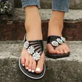 Primer plano de chanclas negras de verano con flores brillantes de diamantes de plata - 36 / Negro