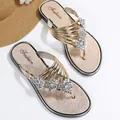 Detalle de chanclas plateadas para mujer con elegantes detalles de flores de strass - 36 / Dorado