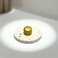 Elegante hebilla magnética dorada para bufanda en bandeja de travertino - Dorado Pintado