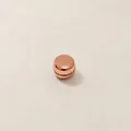 Detailweergave van de hoogwaardige magnetische sjaalgesp in roségoud met spiegelglans - Gegalvaniseerd Rozegoud