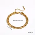 Détail d'un bracelet à chaîne tressée dorée minimaliste avec fermoir mousqueton robuste - Bracelet Tressé (7868) / Or