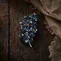 Vista detallada del broche de hoja de cristal con diamantes de imitación azules. - Azul Tinta