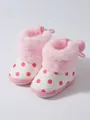 Detailansicht der rosa Baby-Schneestiefel mit Punkten und weichem Kunstfell - Rosa