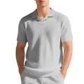 Détail du polo gris en maille gaufrée pour hommes avec col camp stylé - Gris clair