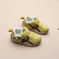 Baskets en mesh jaune pour enfants avec tissu respirant et fermetures velcro sûres. - 28 (Longueur intérieure 17.5cm) / Jaune
