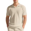 Vue détaillée d'un polo beige en maille gaufrée avec un col à revers fendu très élégant - Khaki