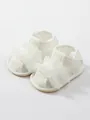 Vista dettagliata dei sandali bianchi da bambina con pizzo delicato e ricamo floreale - Taglia 12 (Lunghezza Interna 11 CM) / Bianco (25503)