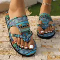 Nahaufnahme von ethnischen blauen Zehensandalen mit bequemen flachen Sohlen auf Steinboden - 36 / Himmelblau Ethno-Stil