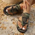 Detailansicht der flachen Sommer-Sandalen mit Tarnmuster und robusten Canvas-Riemen - 36 / Camouflage