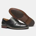 Detailaufnahme schwarzer Derby-Schuhe aus Leder mit Brogue-Muster und rutschfester Sohle - Schwarz (KD9241)