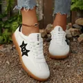 Vista detallada de zapatillas blancas para mujer con parche de estrella y suela de goma - 35 / Blanco