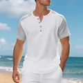 Κοντινό πλάνο ανδρικού λευκού Henley t-shirt με πλέξη βάφλας και γκρι patchwork μανίκια. - S / Tops / Λευκό
