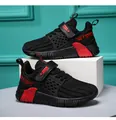 Nahaufnahme der leichten schwarzen atmungsaktiven Mesh-Sportschuhe für Jungen mit roten Akzenten - Schwarz Rot