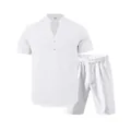 Completo da uomo in lino bianco composto da camicia Henley e pantaloncini estivi comodi - Bianco