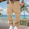 Detalle de los pantalones cargo gruesos de color caqui para hombre con cordón y bolsillos - Camel