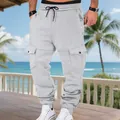 Vista detallada del pantalón cargo de felpa gruesa para hombre con cordón y bolsillos - Gris claro