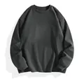Gros plan détaillé d'un t-shirt à manches longues gris anthracite sur fond blanc - Gris foncé