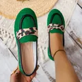 Primer plano detallado de mocasines verdes con textura, correa de leopardo y ribete negro - 36 / Verde