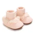 Detalle de patucos de encaje rosa para bebé con bordado floral y suela suave antideslizante - Rosa