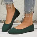 Eleganti ballerine in camoscio verde scuro a punta quadra indossate con jeans denim. - Verde Scuro