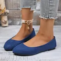Dettaglio ravvicinato di ballerine blu in camoscio a punta quadrata con jeans denim - Blu zaffiro