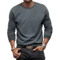 Détail d'un t-shirt à manches longues en tricot gaufré gris pour homme, coupe ajustée. - Gris foncé