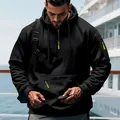 Detail van zwarte fleece hoodie met neon groene rits en extra tactische zak details - 3XL / Tops / Zwart