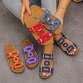 Detail van kleurrijke retro platte sandalen met uitsparingen voor dames met antislipzool. - Hemelsblauw