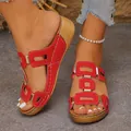 Gedetailleerde weergave van rode platte sandalen met uitsparingen en witte stiksels - Rood