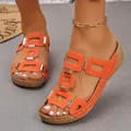 Detailopname van oranje strand-sandalen met uitgesneden ontwerp en antislipzool met houtstructuur - Oranje