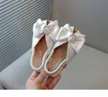 Gros plan sur des sandales blanches élégantes pour filles avec un nœud et une bride élastique - Pointure 23 (Longueur Intérieure 14,5 cm) / Blanc Cassé
