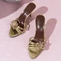 Sandales à talons aiguilles dorées élégantes avec détail fleur en métal - 35 / Or