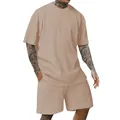 Vista ravvicinata di un set estivo da uomo beige a coste con maglietta e pantaloncini. - Taglia S / Top E Pantaloni / Albicocca